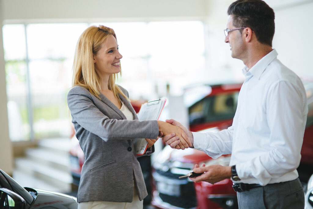 saleswoman showing the differences between b2b and b2c business